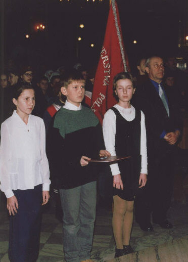 Msza w. w 25-lecie mierci Sugi Boej Anny Jenke, Jarosaw 15 luty 2001 r. - Dzieci ze Szkoy im. Anny Jenke w Rognie skadaj dary Otarza