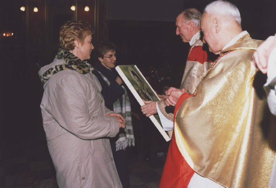 Msza w. w 25-lecie mierci Sugi Boej Anny Jenke, Jarosaw 15 luty 2001 r. - mgr Elbieta Podzie (malarka) ofiaruje w darze Otarza portret Anny