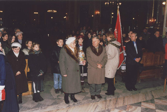 Msza w. w 25-lecie mierci Sugi Boej Anny Jenke, Jarosaw 15 luty 2001 r. - Pastwo: mgr Zofia i mgr Mieczysaw Biliscy z darem Otarza
