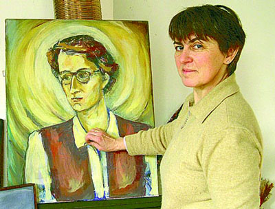 Alicja tka-Lewandowska z namalowanym przez siebie portretem Anny Jenke. Fot. A. Trzeniowska - opublikowano w Naszym Dzienniku, w numerze 38 (2143), z dnia 15 lutego 2005 r.