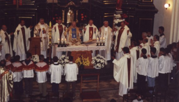 Uroczysta Msza wita koncelebrowana pod przewodnictwem Ks. Arcybiskupa Ignacego Tokarczuka, Koci w. Mikoaja (b. Opactwo), Jarosaw 12 maja 2001 r.  (fot. K. oziski)