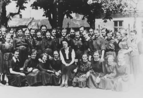 Wsrd przedszkolanek - w pierwszej szkole, gdzie pracowaa - 23.10.1929 r.