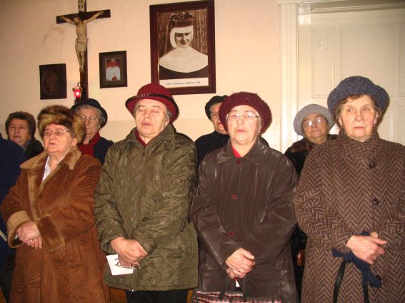 Wierni uczestniczcy we Mszy w. na korytarzu, gdy w kaplicy zabrako miejsca