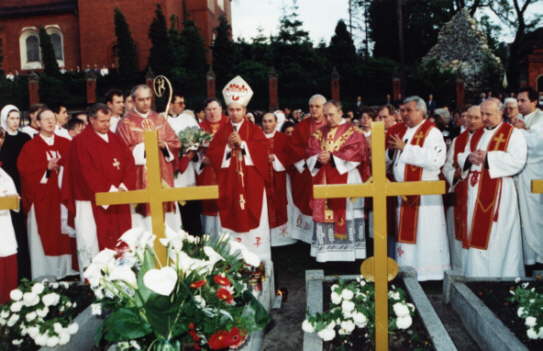 60 rocznica mierci S. M. Dulcissimy (maj 1996) 
zgromadzia wielotysieczn rzesz wiernych na Mszy Sw. dzikczynnej 
i modlitwie przy grobie, ktrej przewodniczy ks. Bp Gerard Bernacki