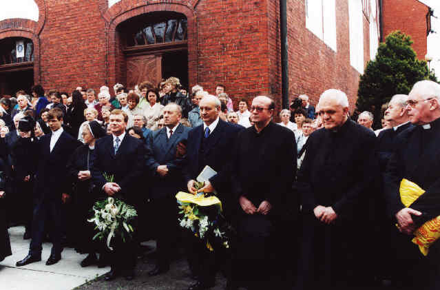 Wierni podczas modlitwy przy sarkofagu, wrd nich byli obecni prezydenci Nowego Bytomia, witochowic i Raciborza, 19 maja 2001 r.