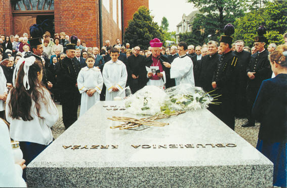 Przy grobowcu Sugi Boej Ks. Abp Damian Zimo odmwi Modlitw o beatyfikacj i z brzeskiej ziemi popyna modlitwa ludu, 19 maja 2001 r.