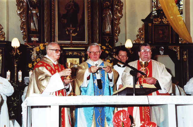 Uroczysta Eucharystia, 19 maja 2001 r. - gwny celebrans Ks. Abp Damian Zimo; z prawej strony Ks. Infuat Romuald Rak; z lewej strony Ks. Proboszcz Antoni Pieczka.