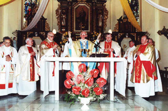 Uroczysta Eucharystia, 19 maja 2001 r. - gwny celebrans Ks. Abp Damian Zimo.