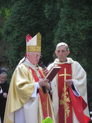 Ks. Abp Damian Zimo odmawia modlitw o beatyfikacj Sugi Boej S.M. Dulcissimy. Fot. Mariusz Trojnar