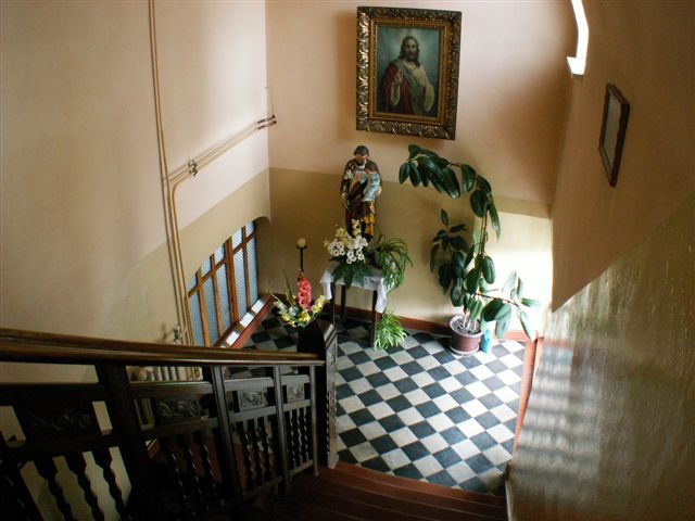 Po tych schodach siostra Dulcissima schodzia ze swego pokoju do kaplicy. Kiedy bya bardzo saba, zostawaa pod figur w. Jzefa i przez otwarte okienko widziaa otarz. Fot. Stanisaw Salik