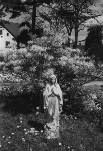 Figura Maryi stojca w pokoju siostry Dulcissimy. Fotografia opublikowana w ksice Ks. Jana Greckiego: 'lska Suebnica Cierpicego Pana. S.M. Dulcissima Hoffmann', Katowice 2006