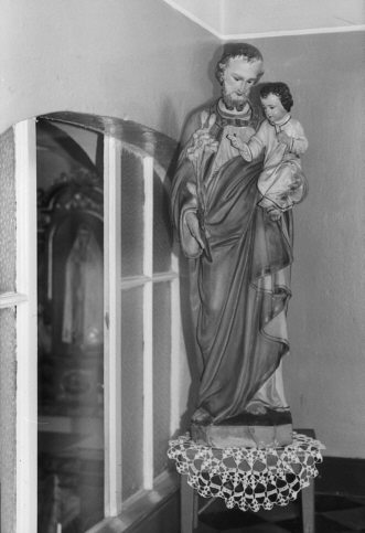 Figura w. Jzefa z Dziecitkiem Jezus stojca na ppitrze domu w Brzeziu, przy ktrej zawsze zatrzymywaa si siostra Dulcissima