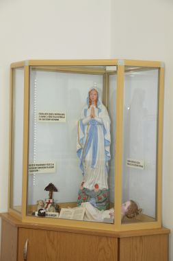 Figury Matki Boej z Lourdes i Dziecitka Jezus, ktre znajdoway sie w celi s. Dulcissimy