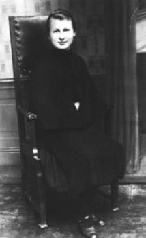 Helena jako postulantka - 1928 r. Fotografia opublikowana w ksice Ks. Jana Greckiego: 
lska Suebnica Cierpicego Pana. S.M. Dulcissima Hoffmann, Katowice 2006
