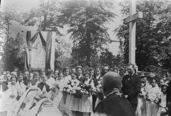 Dziewczta w bieli niosce kwiaty podczas pogrzebu siostry Dulcissimy 22 maja 1936 r. Fotografia opublikowana w ksice Ks. Jana Greckiego 'lska Suebnica Cierpicego Pana. S.M. Dulcissima Hoffmann', Katowice 2006.