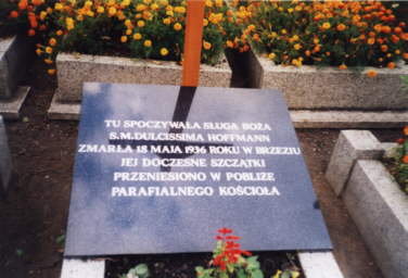 Pyta na byym grobie Sugi Boej S. M. Dulcissimy po 8 kwietnia 2000 roku.