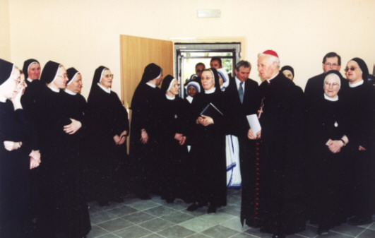 Przybycie ks. abpa Damiana Zimonia do Orodka Rehabilitacyjno - Wychowawczego - rozmowa z siostrami