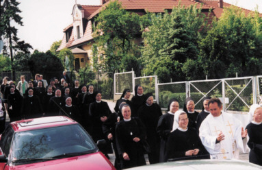 Procesja z klasztoru Sistr Maryi Niepokalanej w drodze do Punktu Opieki Zdrowotnej - Brzezie k/Raciborza, 17 maja 2003 r.
