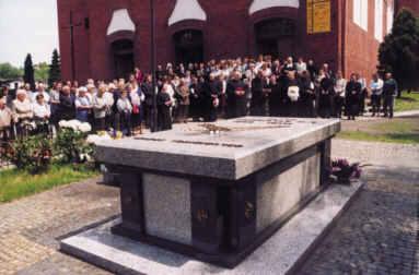 Wierni wraz z kapanami i siostrami zgromadzeni po Mszy w. przy sarkofagu S.M. Dulcissimy modl si o beatyfikacj Sugi Boej - Brzezie k/Raciborza, 17 maja 2003 r.