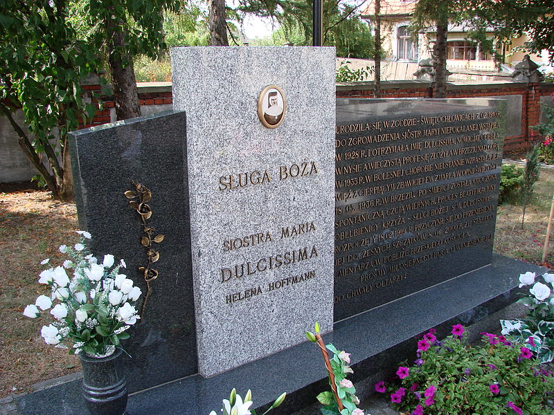 Pomnik blisko sarkofagu Suebnicy Boej Marii Dulcissimy Hoffmann w Raciborzu-Brzeziu. Fotografia opublikowana na stronie: https://pl.wikipedia.org/wiki/Maria_Dulcissima_Hoffmann