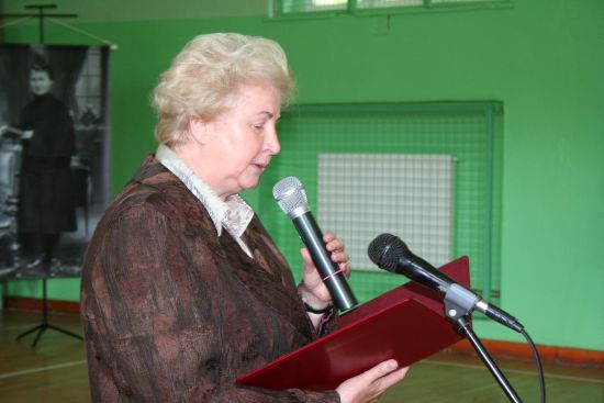 Przewodniczca Rady Miejskiej Urszula Gnieka odczytuje uchwa nadajc szkole imi Marii Dulcissimy Hoffmann