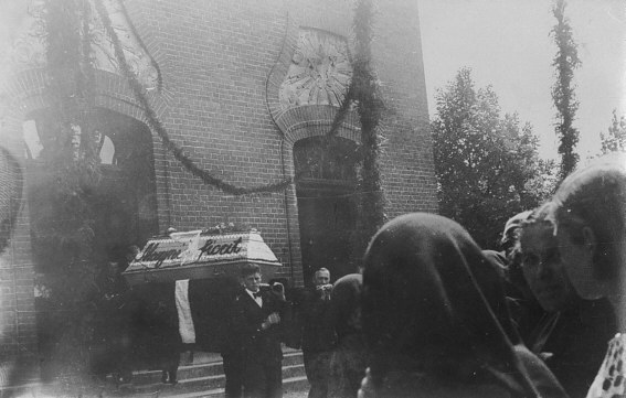 Trumna z ciaem siostry Dulcissimy z napisem 'Magnificat' i bia szarf wynoszona z brzeskiego kocioa po Mszy w. pogrzebowej 22 maja 1936 r.
