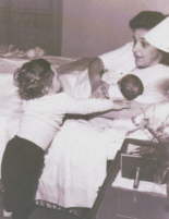 Św. Gianna z synem PierLuigi zaraz po urodzeniu Marioliny (która mając 6 lat zmarła w 1964 r., dwa lata po śmierci matki)