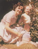 Św. Gianna z PierLuigi i z Marioliną w ogrodzie (1959)