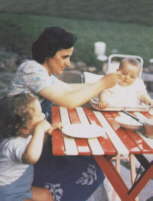 Św. Gianna  wraz z synem PierLuigi i z Marioliną podczas wakacji w górach w 1958 r. (karmi Mariolinę)