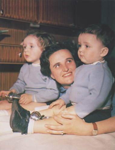 w. Gianna z Pierluigi i z Mariolin w Pontenuovo (w mieszkaniu - pokoju dziennym, 1959). Fotografia pochodzi z prywatnych zbiorw Krystyny Zajc