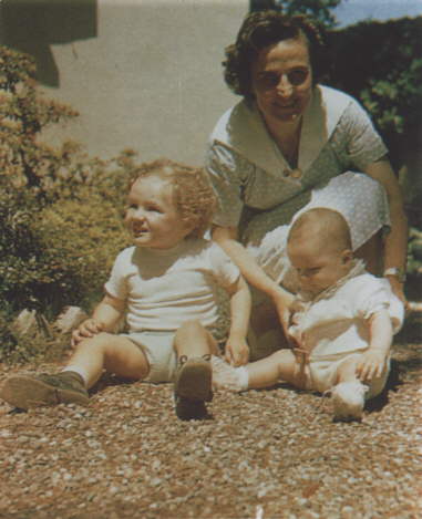 Bł. Gianna z PierLuigi i z Marioliną w ogrodzie przy domu. Fotografia pochodzi z prywatnych zbiorów Krystyny Zając