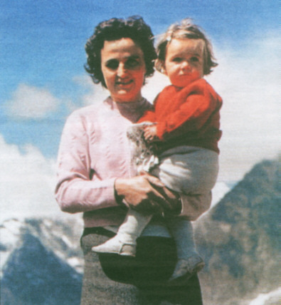 Św. Joanna  Beretta Molla ze swoim dzieckiem. Fotografia zamieszczona w Tygodniku Katolickim Niedziela w numerze 24 (325) z dnia 13 czerwca 2004