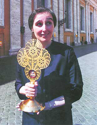 Crka w. Joanny Beretty Molli z relikwiami matki w dniu jej kanonizacji, Plac w. Piotra w Rzymie, 16 maja 2004 r. Fot. 'L'Osservatore Romano' - opublikowano w Niedzieli, w numerze 28, z dnia 11 lipca 2004 r.