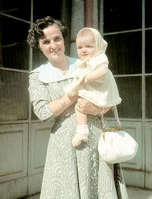 Św. Joanna z Marioliną przed werandą swojego domu, 1958 r. Zdjęcie z archiwum rodziny Molla przekazane przez Krystynę Zając, zamieszczono w Tygodniku Katolickim Niedziela w numerze 31 z dnia 1 sierpnia 2004 r.