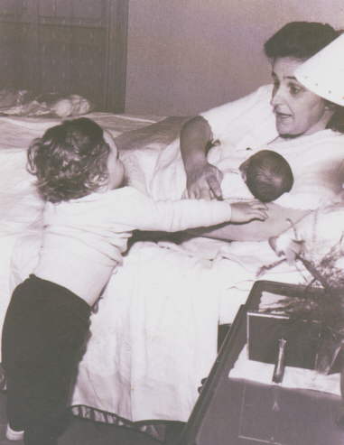 Św. Gianna z synem Pierluigi zaraz po urodzeniu Marioliny (która mając 6 lat zmarła w 1964 r., dwa lata po śmierci matki). Fotografia pochodzi z prywatnych zbiorów Krystyny Zając.