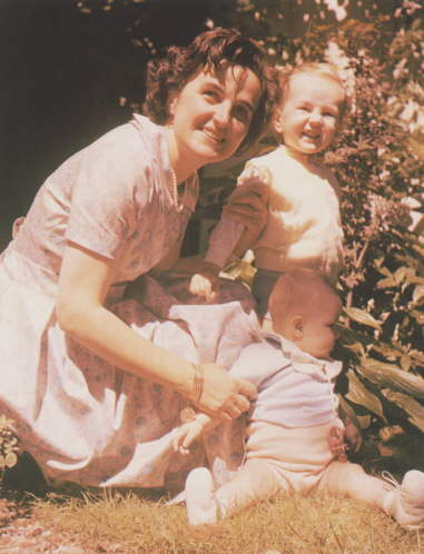 Św. Gianna z Pierluigi i z Marioliną w ogrodzie (1959). Fotografia pochodzi z prywatnych zbiorów Krystyny Zając