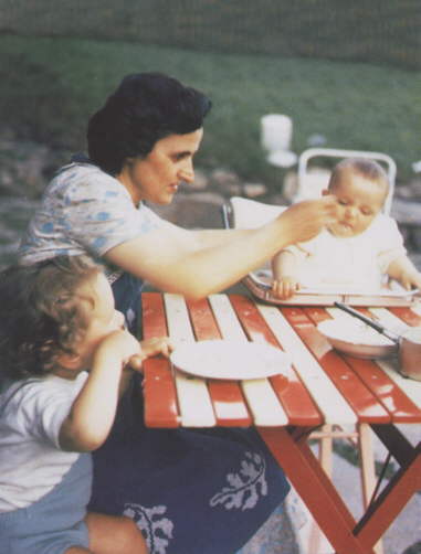 Św. Gianna  wraz z synem PierLuigi i z Marioliną podczas wakacji w górach w 1958 r. 
(karmi Mariolinę). Fotografia pochodzi z prywatnych zbiorów Krystyny Zając