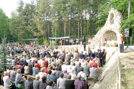Sanktuarium Matki Boej Wspomoycielki Wiernych w Jaroszowcu. Fot. ukasz Korzeniowski - opublikowano w Naszym Dzienniku, numerze 227 (2026), z dnia 27 wrzenia 2004 r.