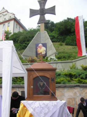 Diecezjalny Kongres Rodzin Diecezji Sandomierskiej - Relikwie w. Gianny Beretty Molli, 12 czerwca 2005 r. Fot. Mariusz Trojnar
