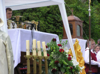 Diecezjalny Kongres Rodzin Diecezji Sandomierskiej - Msza w. na zakoczenie Kongresu, 12 czerwca 2005 r. Fot. Mariusz Trojnar. Sandomierz, 12 czerwca 2005 r. Fot. Mariusz Trojnar