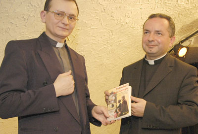 Autorzy ksiki ks. Piotr Gsior (od lewej) i ks. Robert Ncek. Fot. M. Bochenek. Opublikowano w 'Naszym Dzienniku', w numerze 103 (2513), z dnia 4 maja 2006 r.
