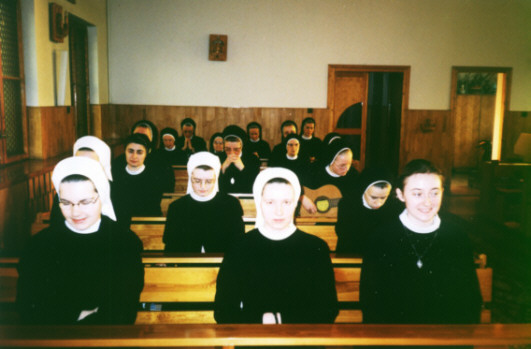 Udzia sistr w Eucharystii w kaplicy Domu Prowincjalnego w Katowicach (rano, 22.04.2004 r.)