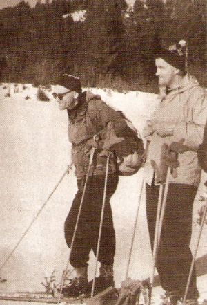 Z ks. Karolem Wojty na nartach, na Prehybie, 1960 r.. Fot. Roman Ciesielski. Opublikowano w 'Miujcie si' w numerze 5-2007
