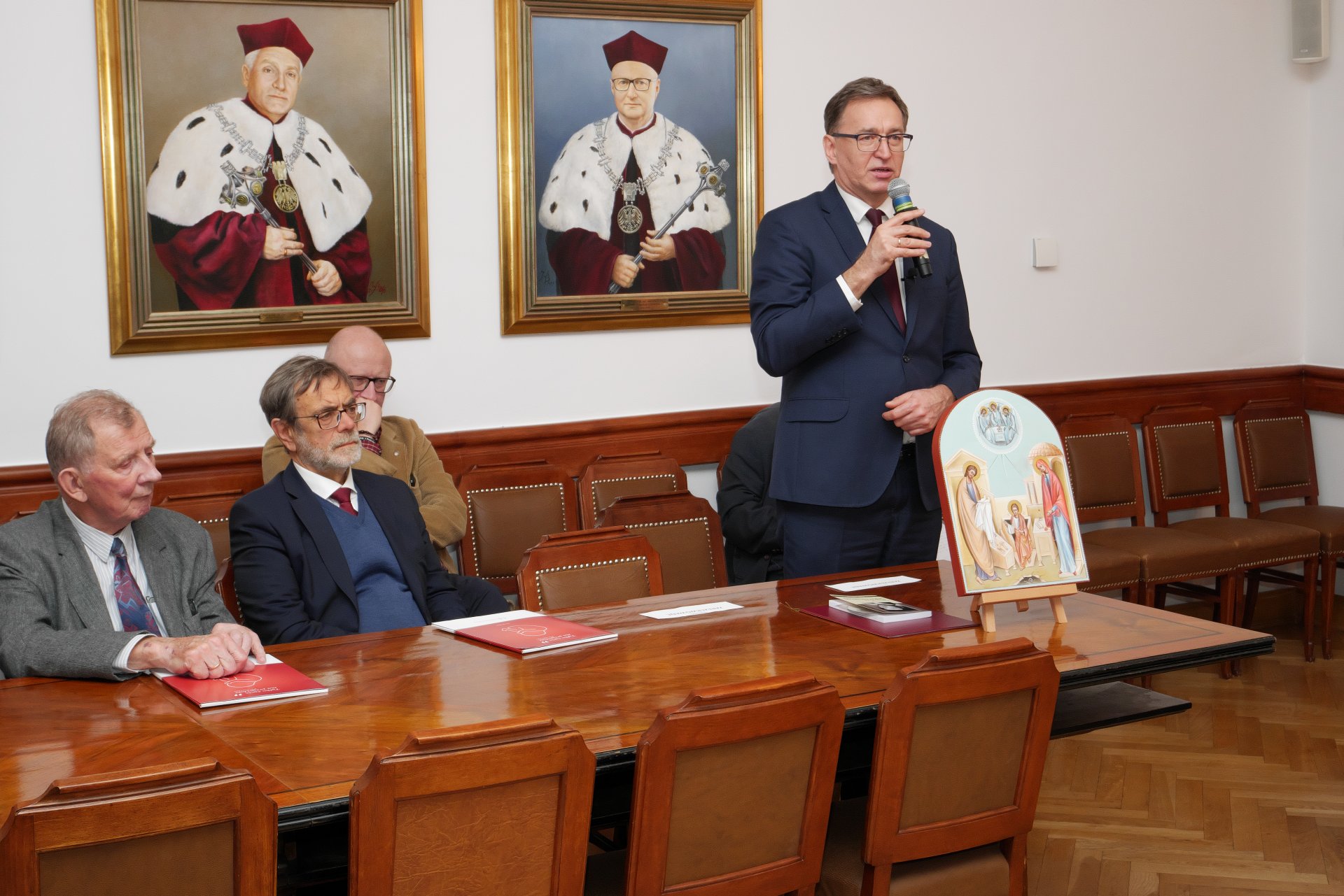 Dr Jaros�aw Szarek laureatem Nagrody im. S�ugi Bo�ego Jerzego Ciesielskiego – Ojca Rodziny 2023. Fotografia opublikowana na stronie: https://pro-life.pl/dr-jaroslaw-szarek-tegorocznym-laureatem-nagrody-im-slugi-bozego-jerzego-ciesielskiego/
