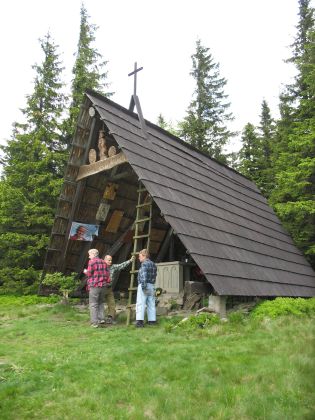 Kaplica Matki Boej Opiekunki Turystw na Okrglicy w pobliu Hali Krupowej. Fot. z archiwum Anny i Tadeusza Kochaskich
