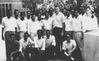 Jerzy Ciesielski w gronie swoich studentw w Chartumie, 1970 r.
