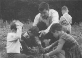 Jerzy Ciesielski na wakacjach w Bystrej Podhalaskiej w 1964 r. z dziemi: Marysi, Piotrusiem oraz Adamem i Karolem yczkowskimi