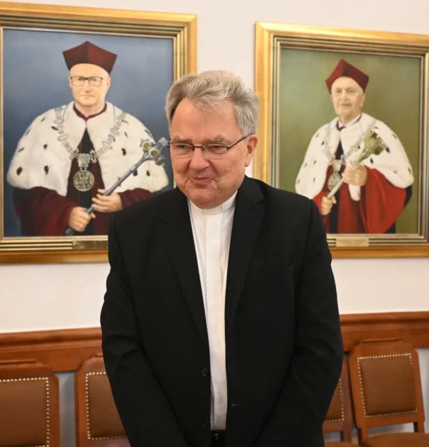 Ks. Prof. Pawe Bortkiewicz laureatem Nagrody im. Sugi Boego Jerzego Ciesielskiego – Ojca Rodziny 2025. Fotografia opublikowana na stronie: https://pro-life.pl/ks-prof-pawel-bortkiewicz-laureatem-nagrody-im-slugi-bozego-jerzego-ciesielskiego-ojca-rodziny-2025/