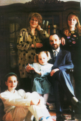 Pose A. Szymaski z rodzin. Fotografia z archiwum rodzinnego opublikowana w  Tygodniku Rodzin Katolickich rdo,  w numerze 3 (473), z dnia 21 stycznia 2001 r.