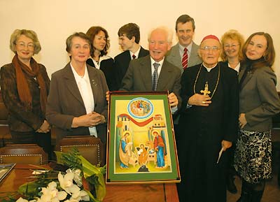 Prof. Franciszek Adamski - w rodku, z ikon. Fot. Adam Wojnar opublikowana w Tygodniku Katolickim 'Niedziela', w numerze 8, z dnia 25 lutego 2007 r.